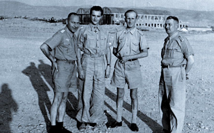 Лётчик-ас и его сослуживцы в Африке.