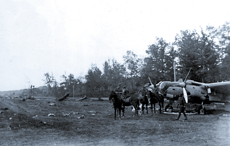 Аккуратно сбитый асом советский бомбардировщик СБ-2 (АНТ-40).
