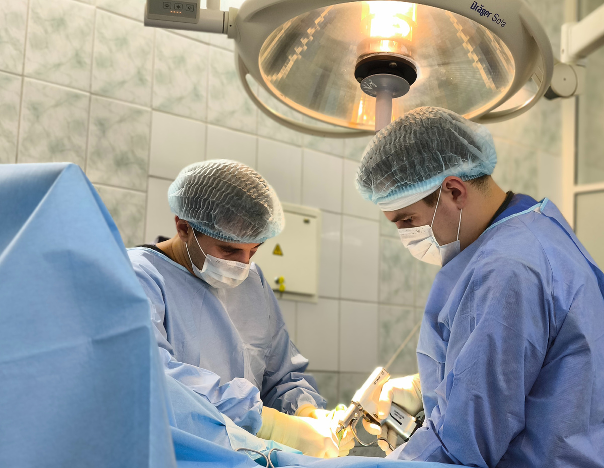 Хирурги-ортопеды Сергей Гуди и Матвей Лучшев в операционной