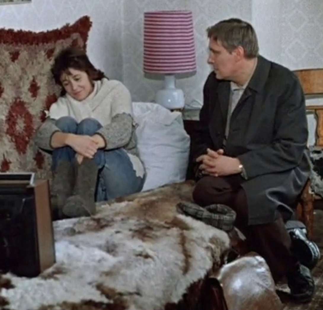 Жертва (Аллочка) и Спасатель (Бузыкин): кадр из фильма "Осенний марафон"