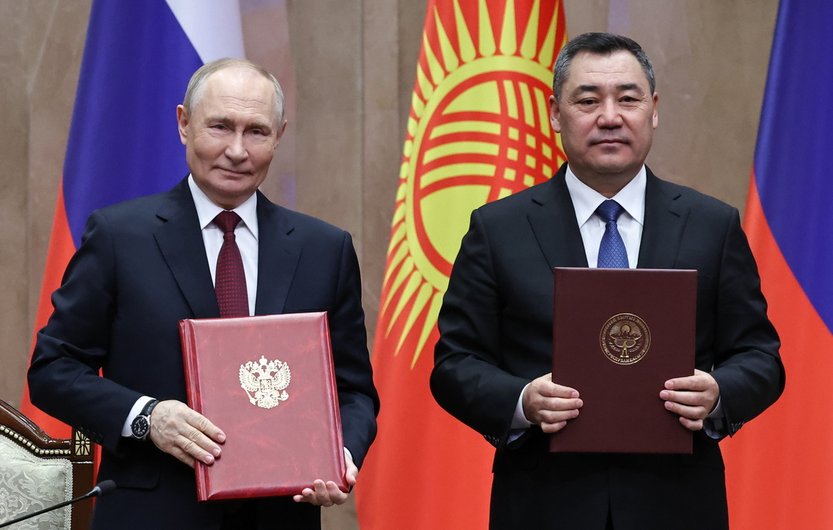    Президент России Владимир Путин и президент Киргизии Садыр Жапаров  Александр Казаков/Пресс-служба президента РФ/ТАСС