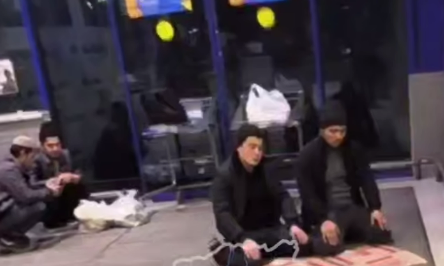 Плевок в закон: мигранты устроили намаз на глазах у покупателей в гипермаркете «Лента»