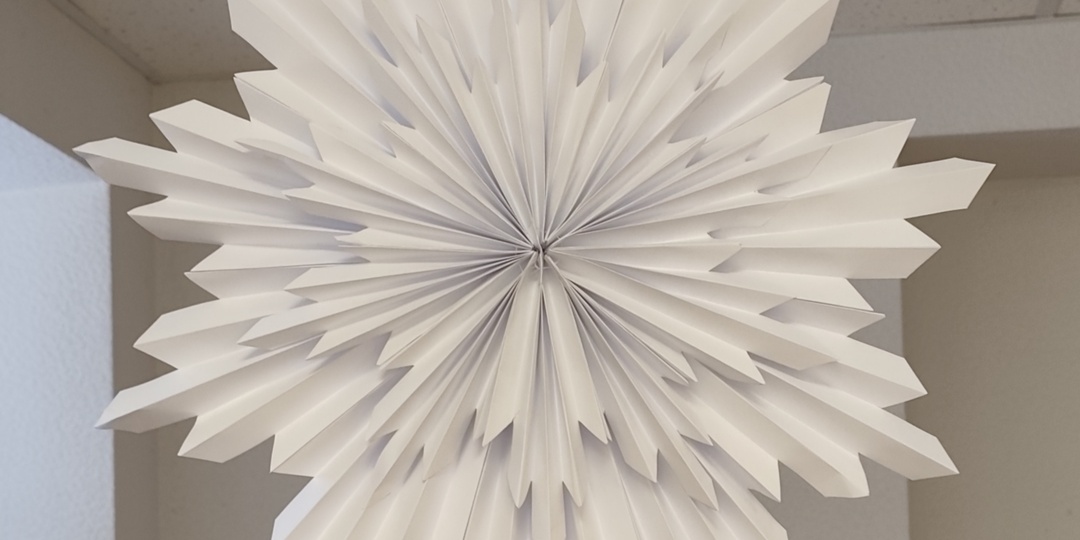 Делаем большую снежинку из бумаги