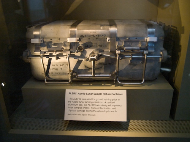 Контейнер для образцов в музее. Из открытых источников