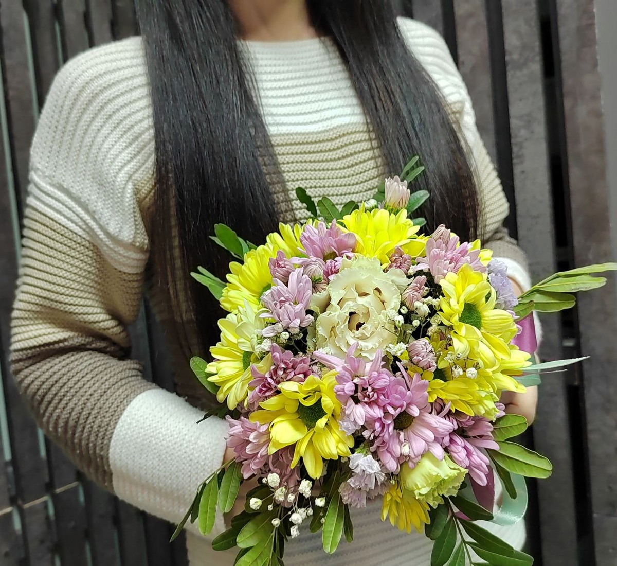 хризантема, кусочек эустомы, фисташка, немножко гипсофилы