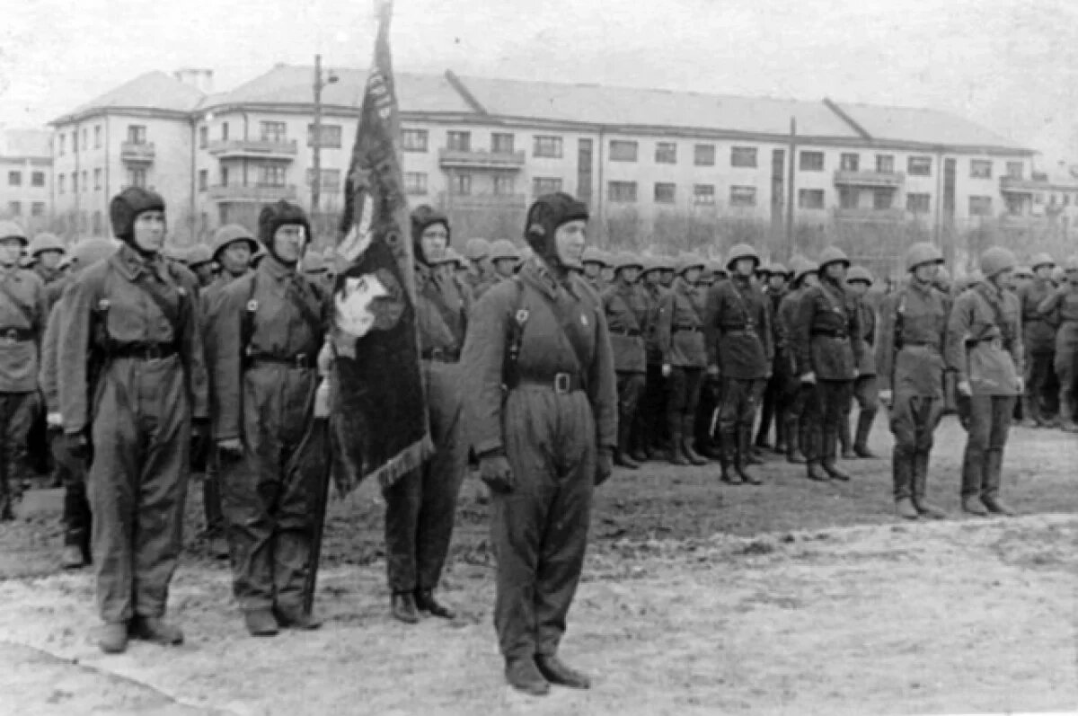    В строю много бойцов, но за каждым из них своя судьба и семья.