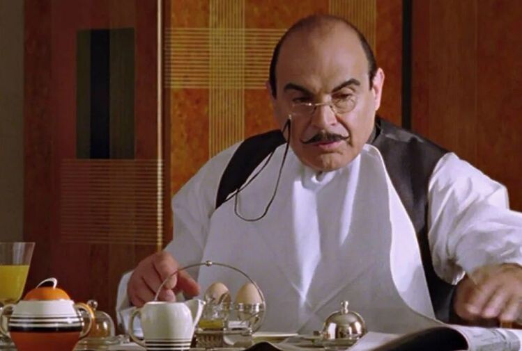 Завтрак знаменитого детектива. Кадр из сериала "Пуаро"