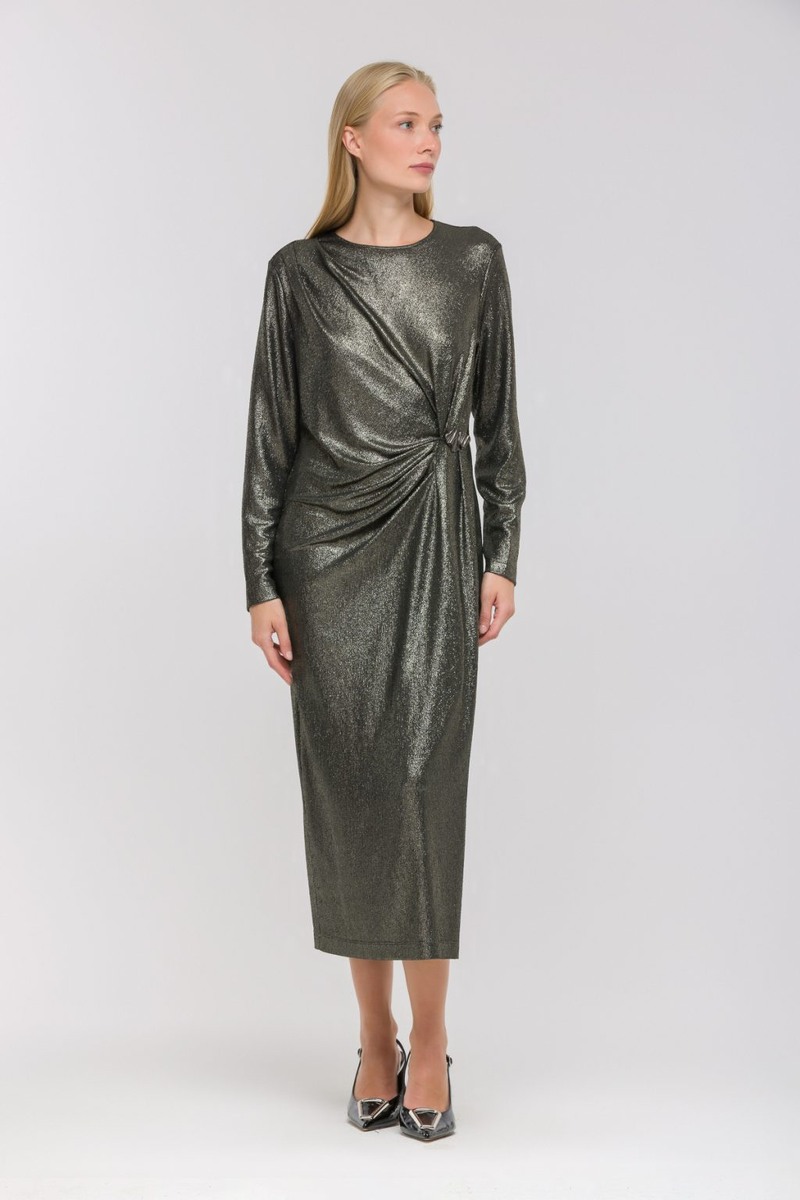 Вечернее платье акцентной драпировкой