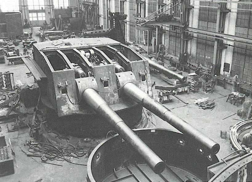 Сборка башен главного калибра броненосца береговой обороны «Vainamoinen».