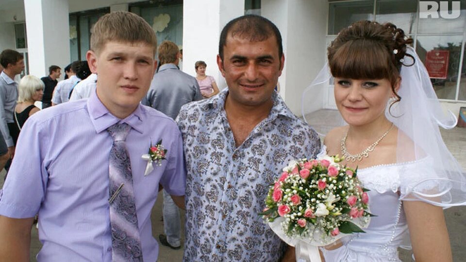 «Я приеду на твою свадьбу, только не умирай!»: полицейский спас девушку в ДТП и дал обещание, которое сдержал через два года