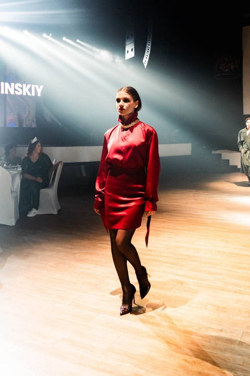 Модель MODE на показе.