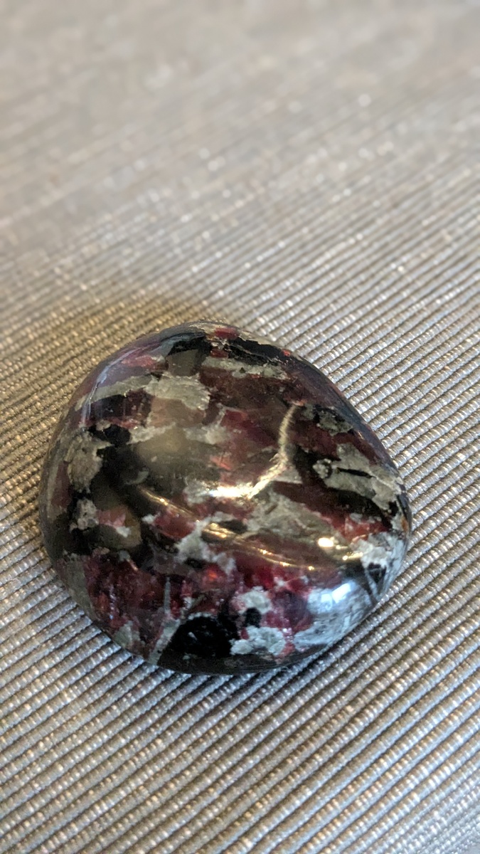 Эвдиалит с содалитом и эгирином. Личное фото автора 