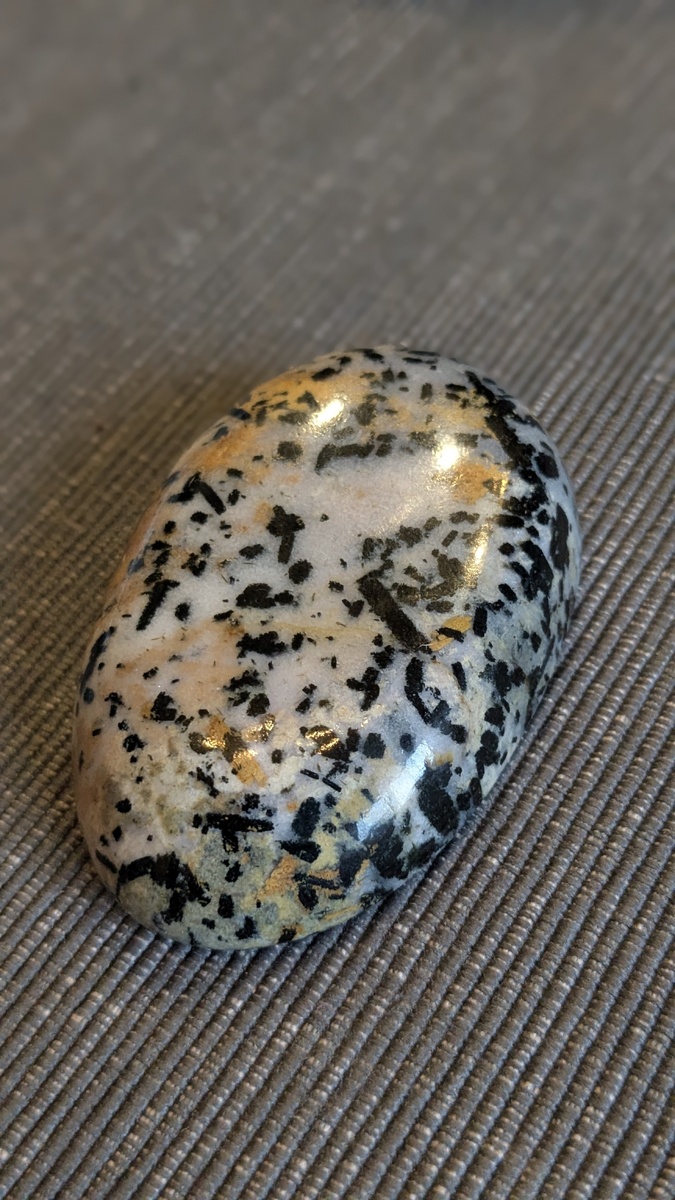 Горная порода нарсасукит с альбитом и эгирином. Личное фото автора.