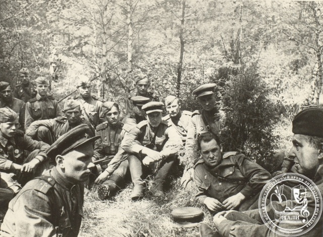 Фотография И.Г. Эренбурга на фронте с бойцами Красной Армии. 1943 г. РГАЛИ. Ф. 1204. Оп. 1.
