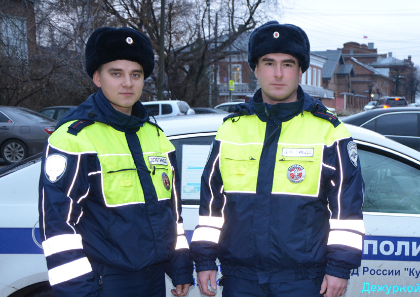 Неравнодушные инспекторы ГИБДД младший лейтенант полиции Данила Бабушкин и лейтенант полиции Семён Петров