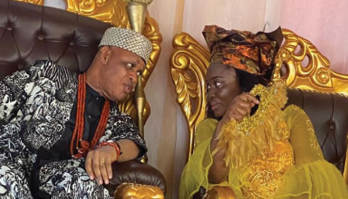 На фото, вместе со своей супругой, изображен выигравший иск против Multichoice Nigeria Limited Бен Онуора (Ben Onuora), оби (т.е. племенной вождь-король) автономного сообщества Оквудора (Okwudor) из штата Имо, в Нигерии, в Африке.