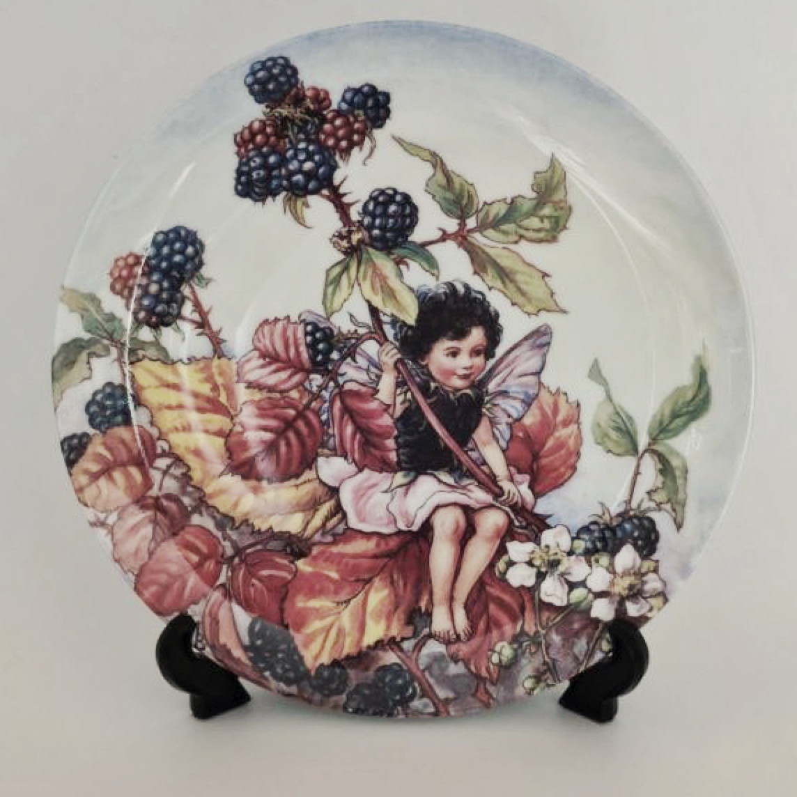 Коллекционная декоративная тарелка «Фея Ежевика» из серии «Мир Цветочных фей»
Англия: Wedgwood, 1994. Продана за 1600 рублей
