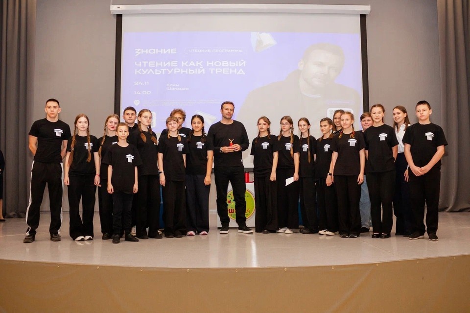    Клим Шипенко передал школе сертификат на покупку оборудования для хорового и театрального коллективов. Фото: пресс-служба Российского общества «Знание»