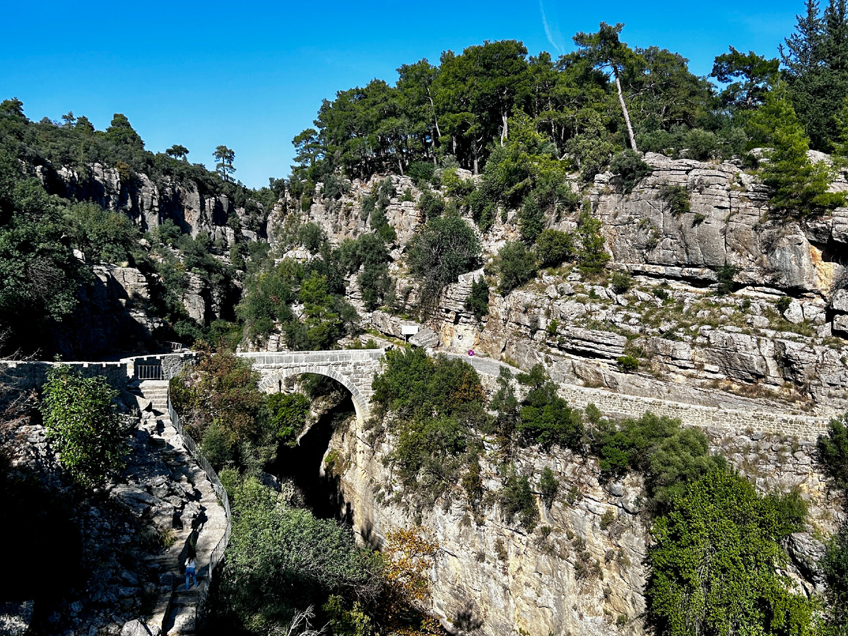 Дорога к Амфитеатру Сельге. Листайте дальше, чтобы увидеть больше.