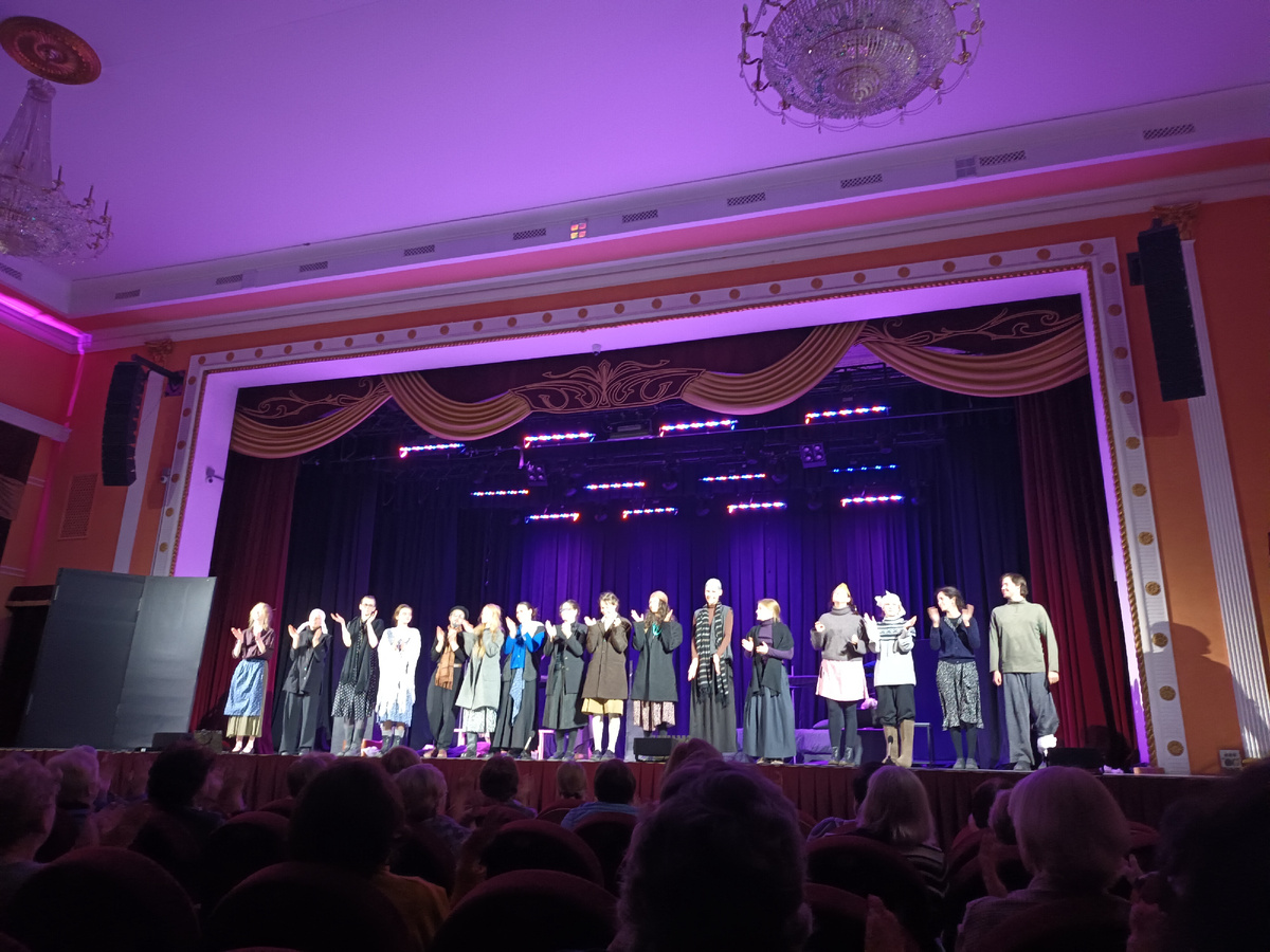 Артисты вышли на поклон