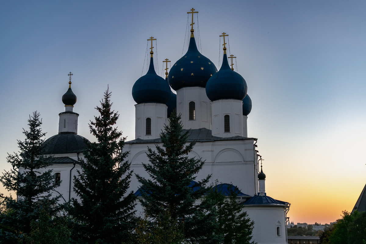 Зачатьевский собор, слева церковь Сергия Радонежского. Фото автора.