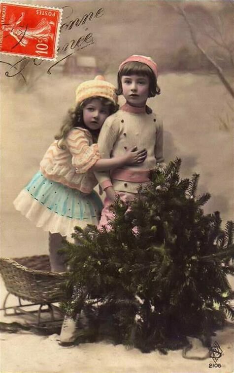 В начале XX века появились фотооткрытки. Сначала они были чёрно-белыми, но скоро их начали для пущей красоты раскрашивать. Лидерами по выпуску таких рождественских открыток были Германия и Франция. У немцев для рождественской тематики чаще всего выбирали молодых красоток и красавцев, а во Франции — ангелоподобных детей. Фото: ru.pinterest.com