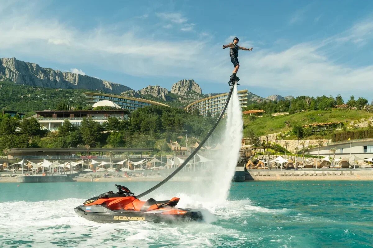    Собственный пляж с водными аттракционами в отеле Мрия в Крыму. Фото: «Русский Экспресс»