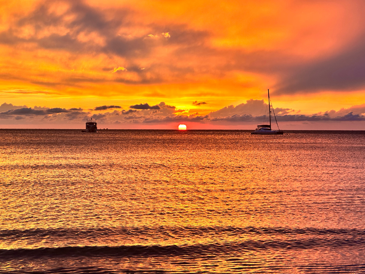 Необыкновенный закат солнца над заливом.