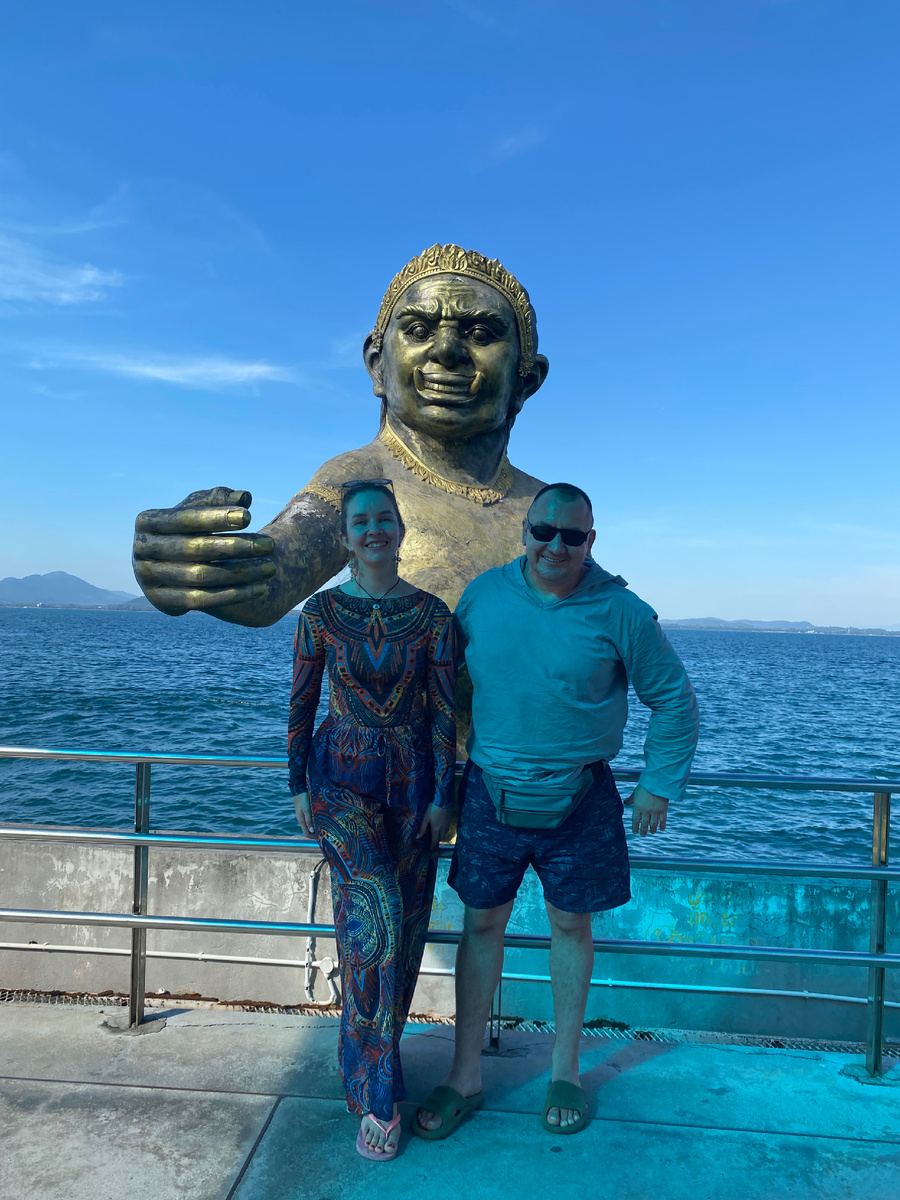 Давайте выпьем, ребята… - предлагает нам Бабища