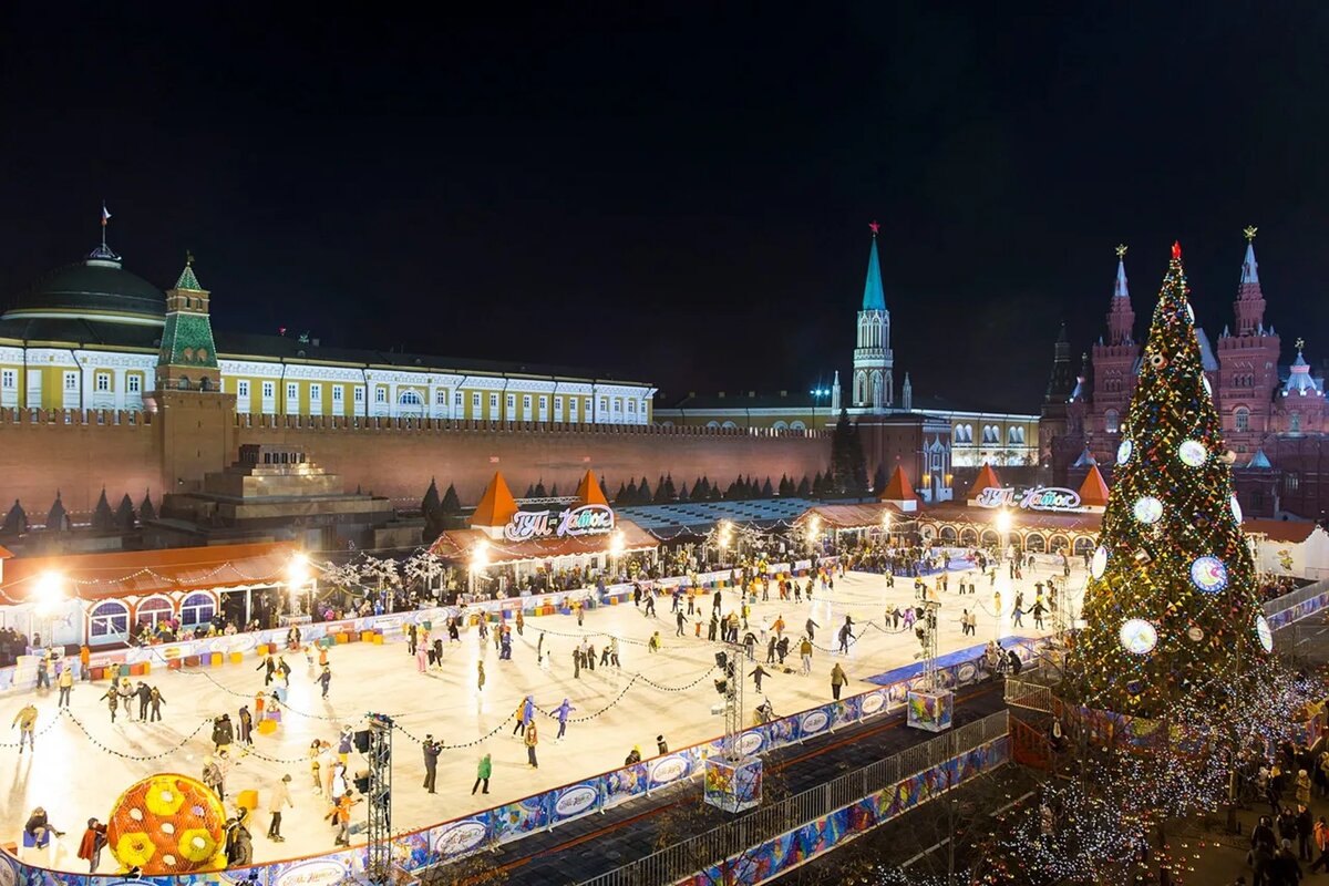 ГУМ-Каток на Красной площади — один из самых популярных и атмосферных катков Москвы, который традиционно открывается в зимний сезон. 