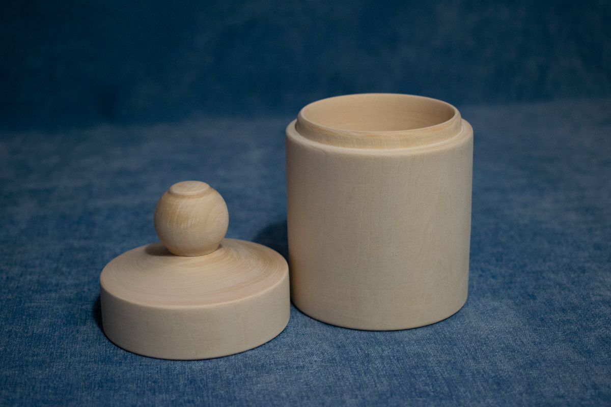 Липовая заготовка в форме бочонка ждёт вдохновения автора. Фотография автора статьи.