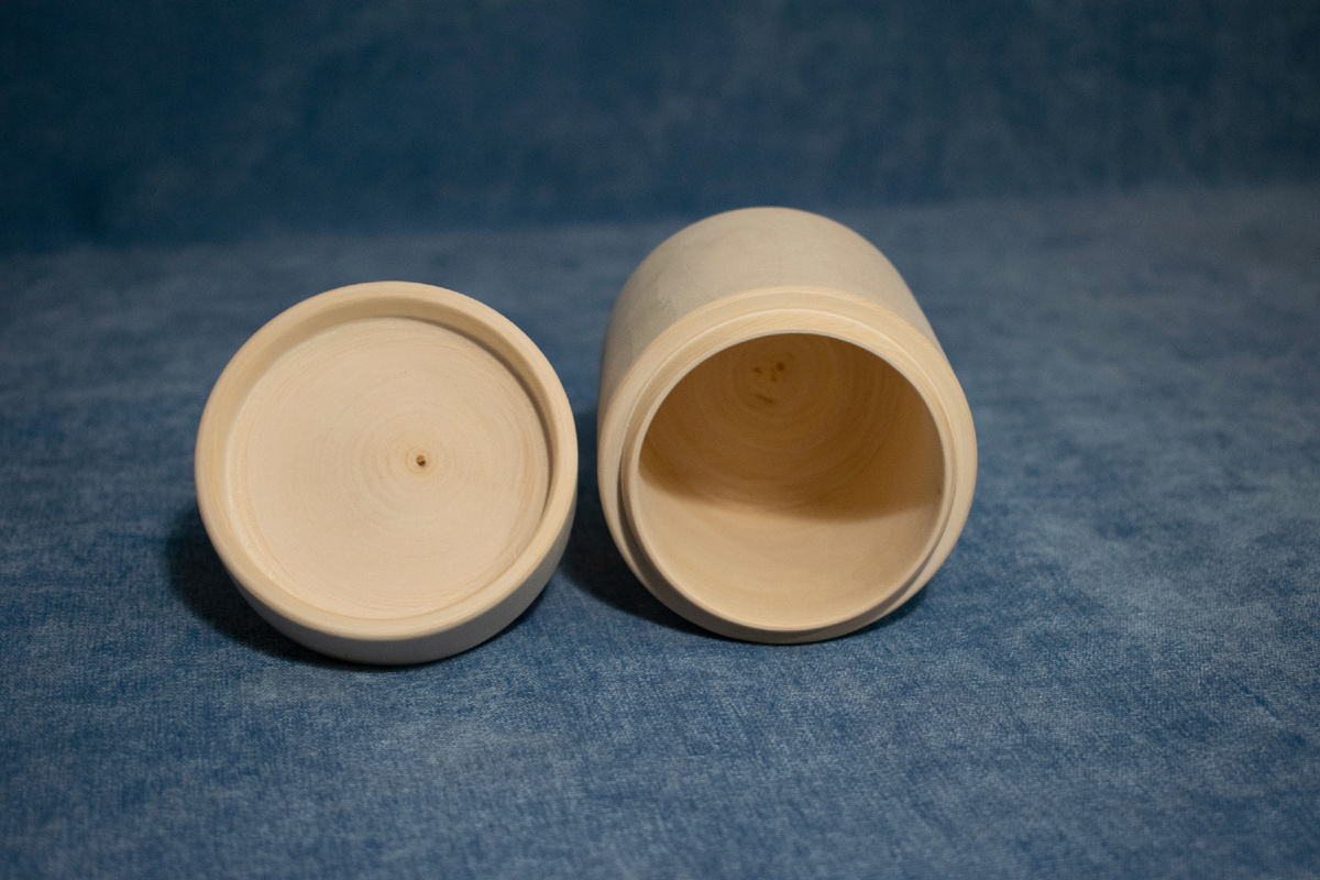 Деревянный бочонок из липы, обработанный грунтовкой и отшлифованный, готов к росписи. Фотография автора статьи.