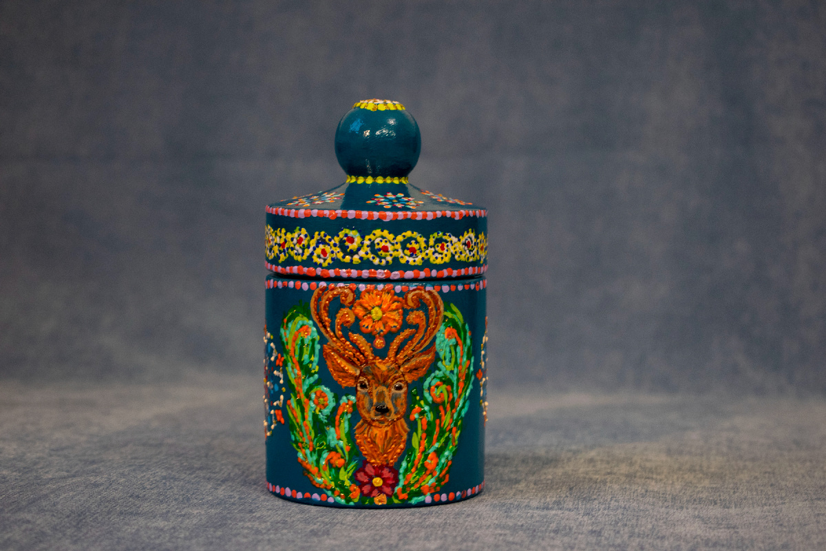 «Лесные секреты» — винтажная шкатулка. Мастер Виктория Михалина. Расписана 22 ноября 2025 года. Фотография автора статьи.