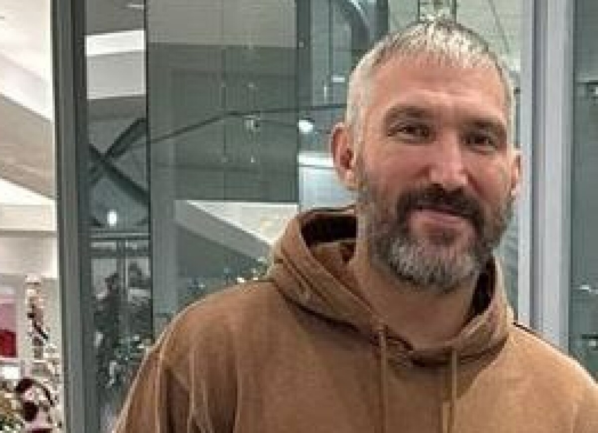     Американцы обратили внимание на яркий «лук» Овечкина, приехавшего за покупками в один из ТЦ Вашингтона