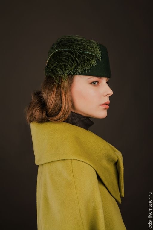 Пилотка с павлиньим пером. 