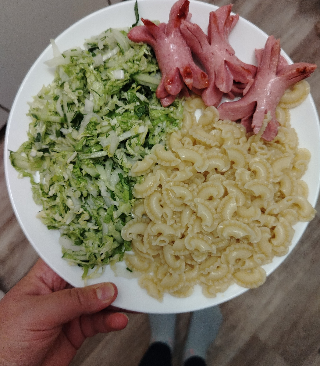 Макароны, сосиски, салат из пекинской капуста и огурца.