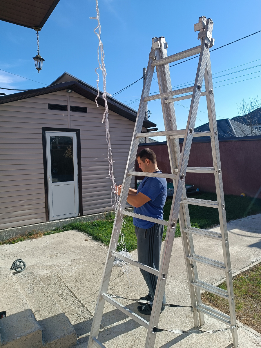 На улице жара, вешаем новогоднюю гирлянду