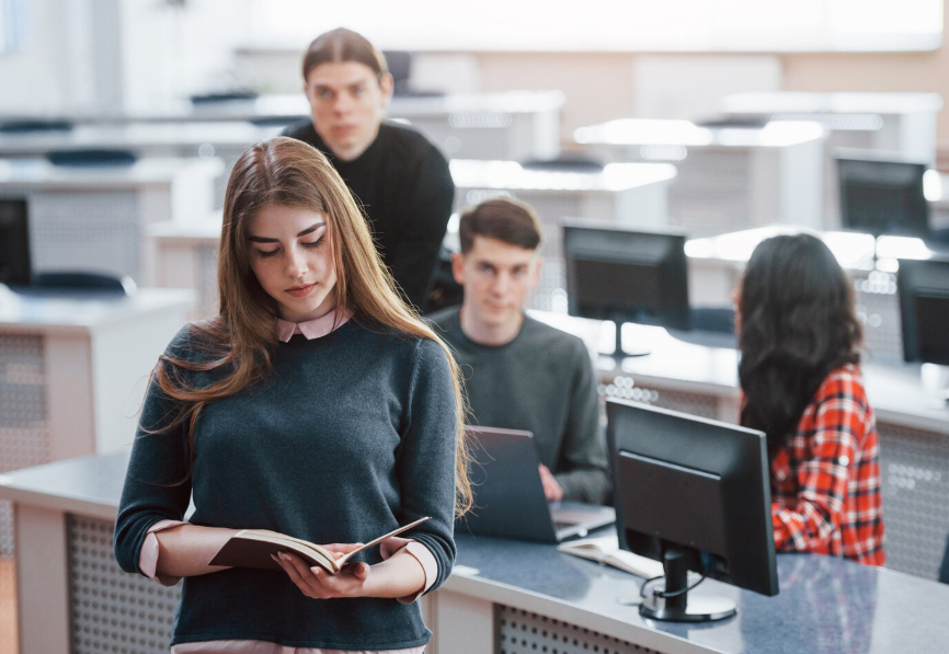 Источник изображения: freepik.com/free-photo/reading-book-group-young-people-casual-clothes-working-modern-office_9694688.htm