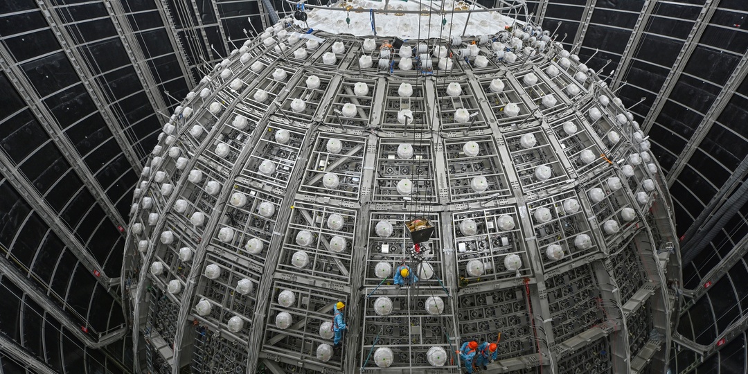 Зачем ученые построили под землей гигантскую сферу для ловли загадочных частиц