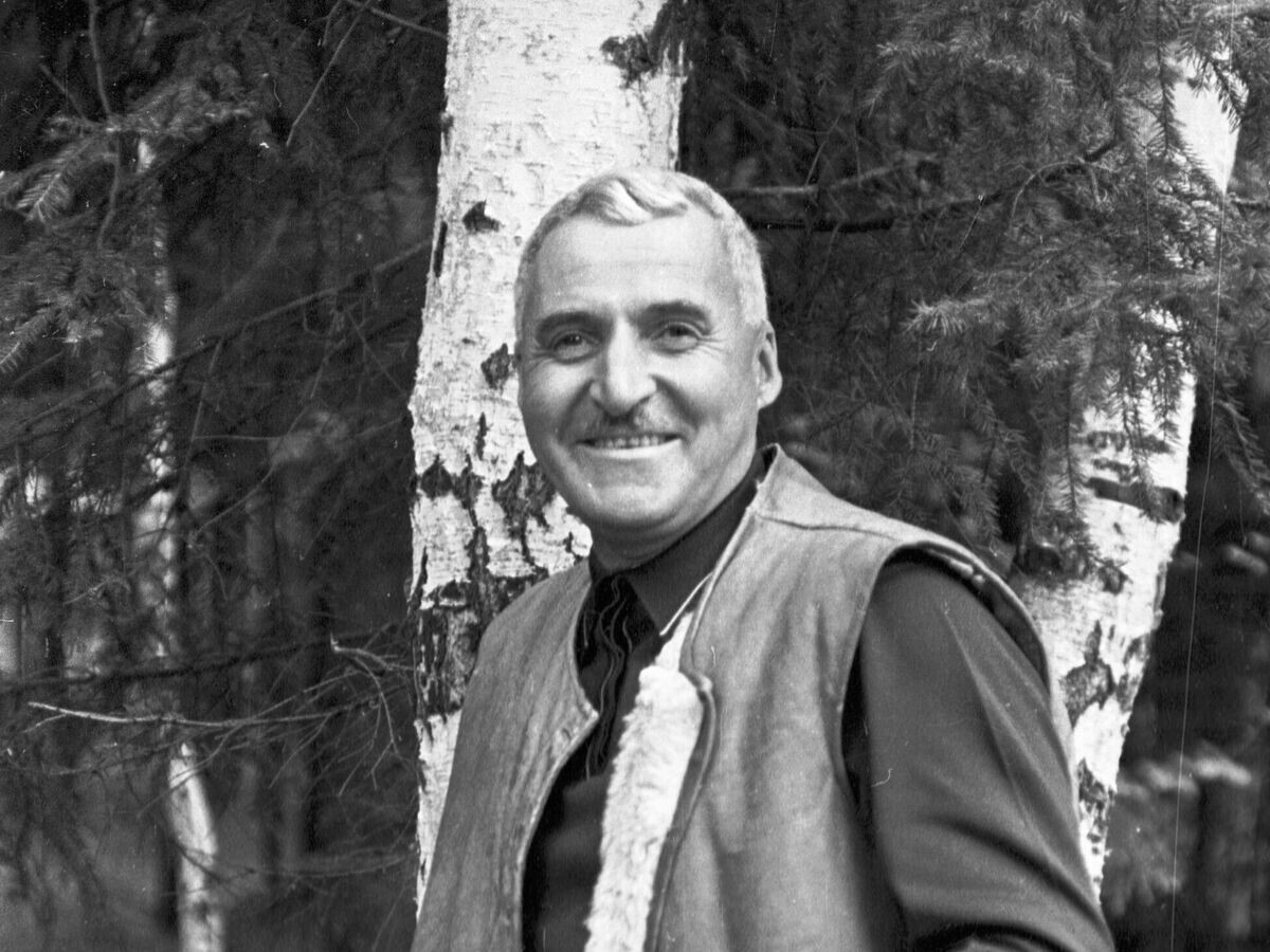    Советский писатель Константин Симонов в Переделкино© РИА Новости / Михаил Трахман