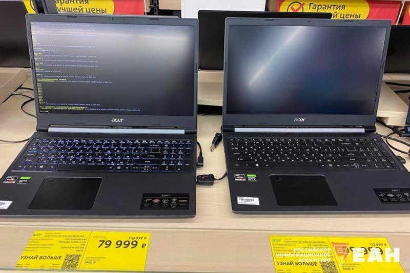    ЕАН / Ноутбуки на витрине магазина