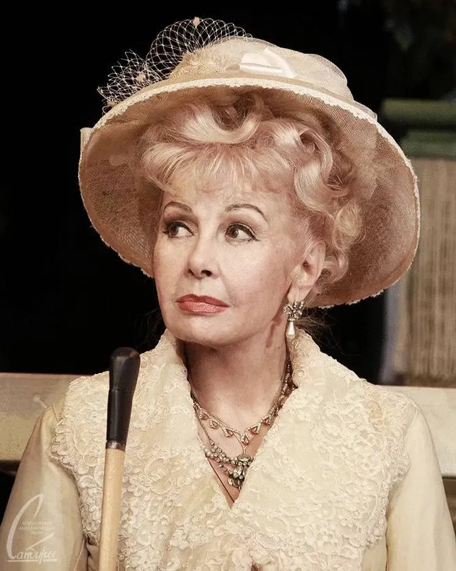    Валентина Шарыкина на сцене Театра сатирыСоцсети