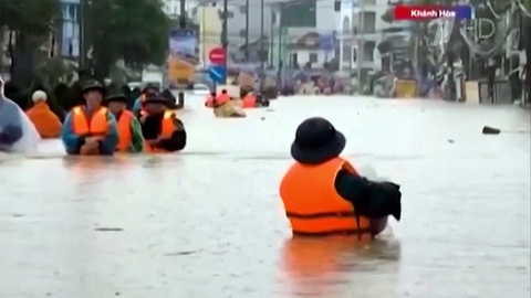 Российские туристы спасли десятки людей во время сильнейшего наводнения во Вьетнаме