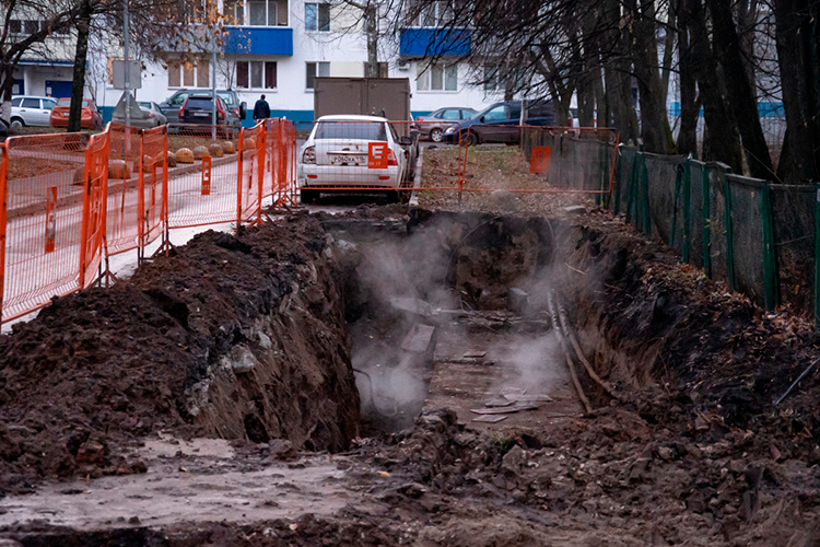    Износ сетей люди уже видят вживую — это проявляется отключением воды, провалами на дорогах, постоянным ремонтом канализации.   
Фото: «БИЗНЕС Online»