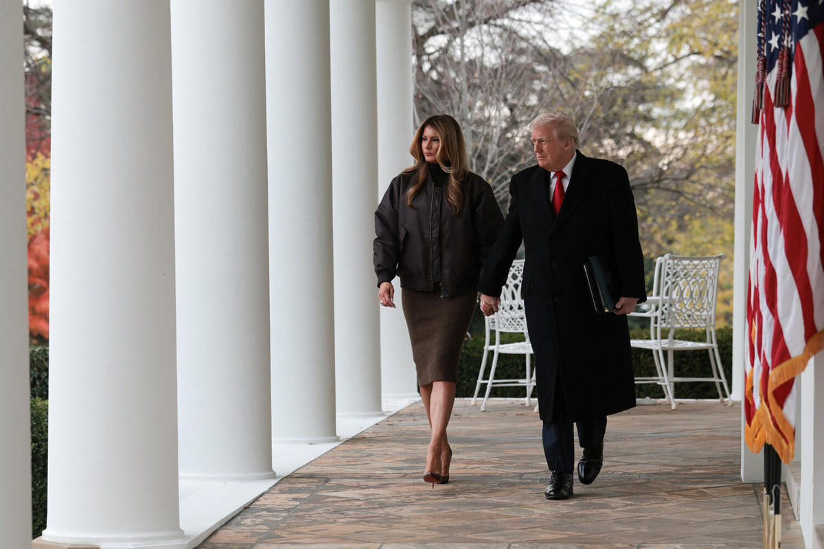 Президент США Дональд Трамп и первая леди США Мелания Трамп во время церемонии помилования индейки ко Дню благодарения в Розовом саду Белого дома в Вашингтоне, США, 25 ноября 2025 года ©Jonathan Ernst/Reuters  📷