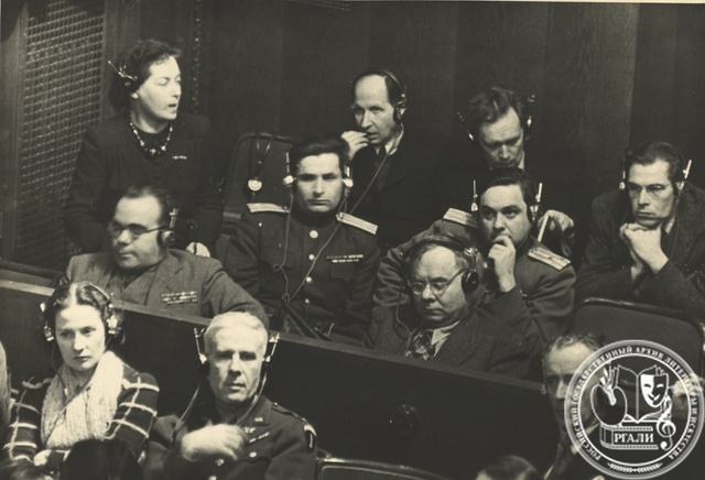 Фотография советских журналистов, художников и кинооператоров на Нюрнбергском процессе. В первом ряду (за ограждением), слева направо: В.В. Вишневский, В.В. Иванов. Во втором ряду, слева направо: Н.А. Сергеева, П.И. Трояновский, В.А. Штатланд. В третьем ряду, слева направо: Н.А. Соколов, П.Н. Крылов, М.В. Куприянов (Кукрыниксы). Декабрь 1945 г. РГАЛИ. Ф. 1334. Оп. 1.