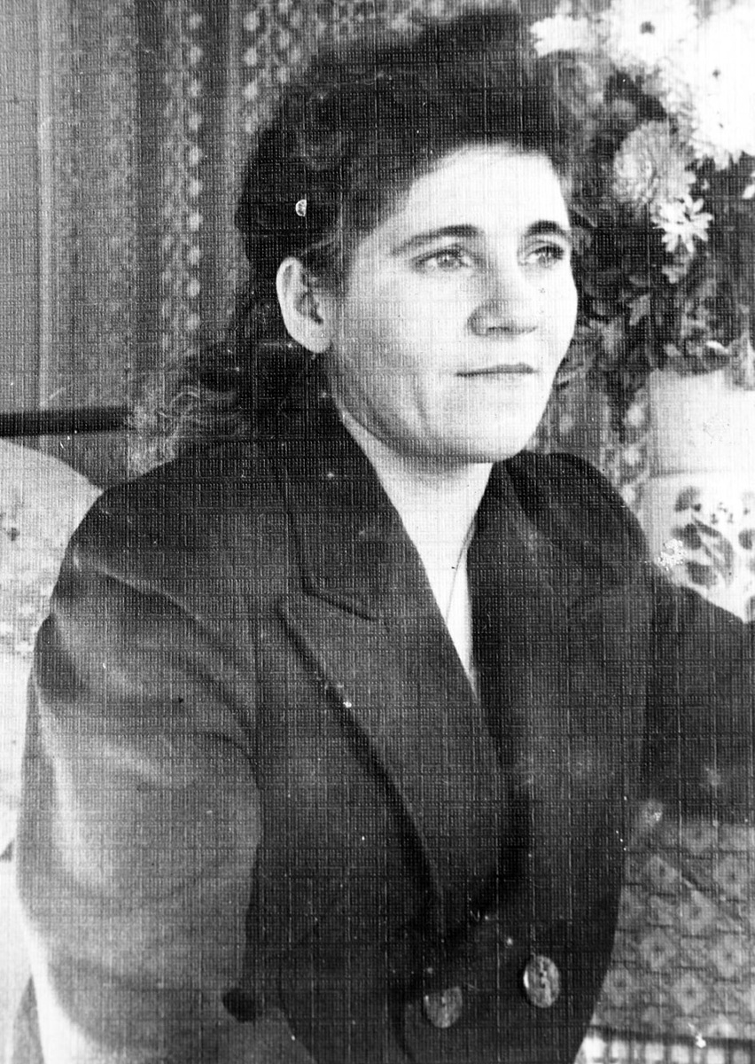 В молодости Нину Леонтьевну знали как хорошего работника банка.