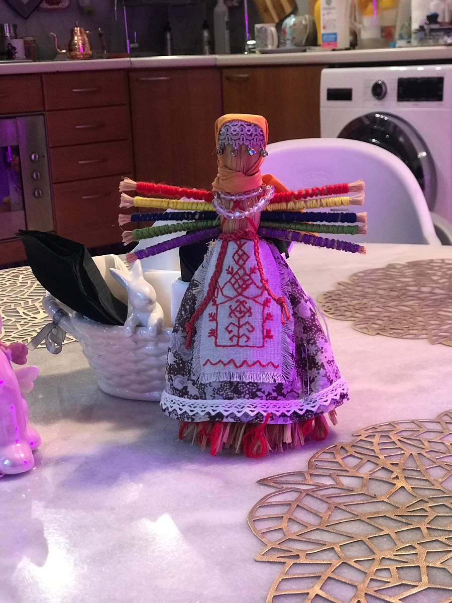 Кукла десятиручка из лыка. На переднике вышита Макошь, покровительница женского труда и рукоделия у славян.