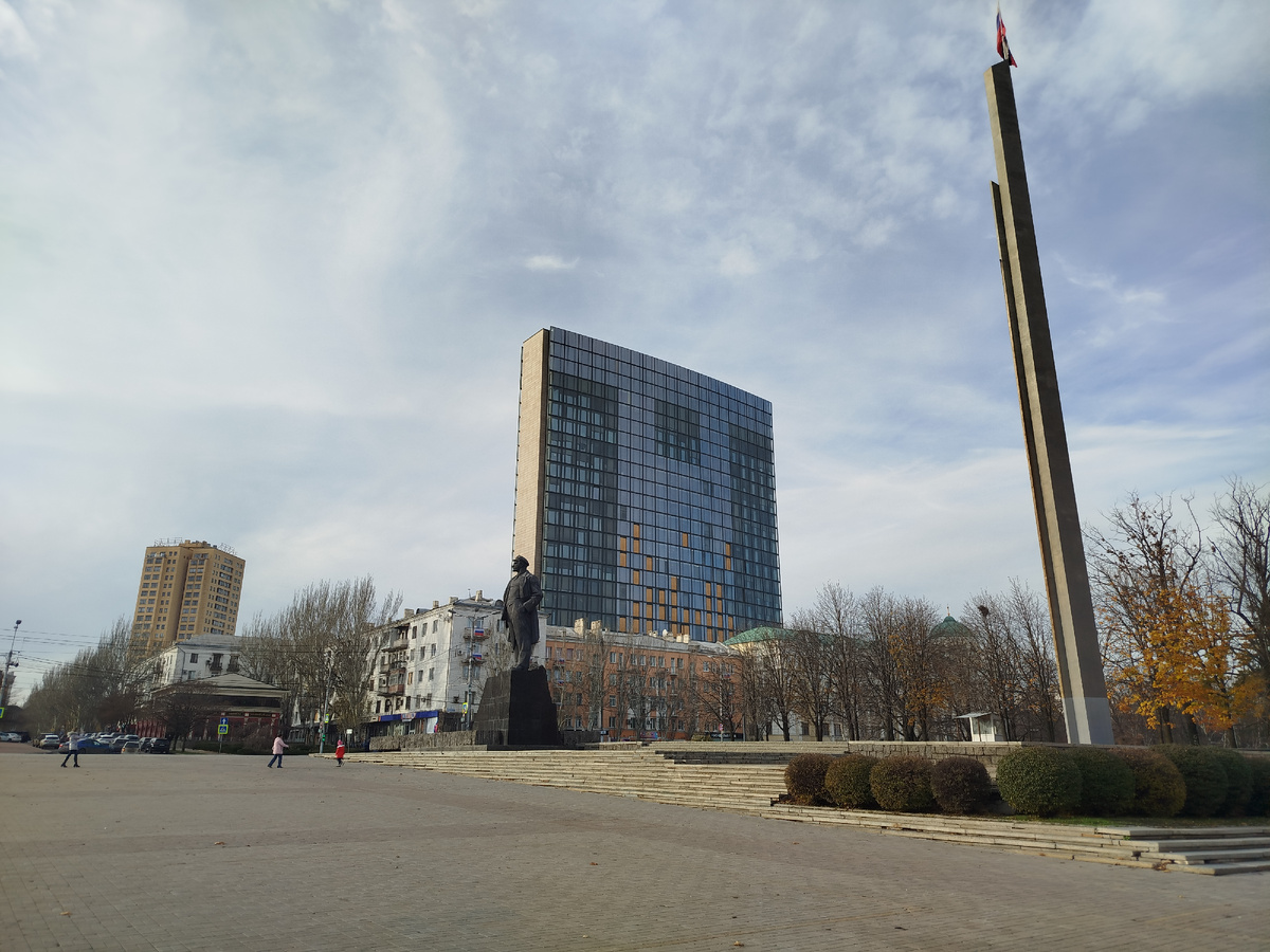 Поздняя осень на площади имени Ленина в Донецке.