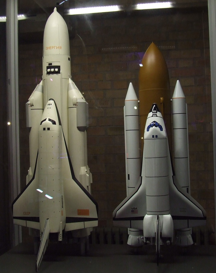 Найди 10 отличий: слева советский Буран, справа — смериканский Спейс Шаттл.